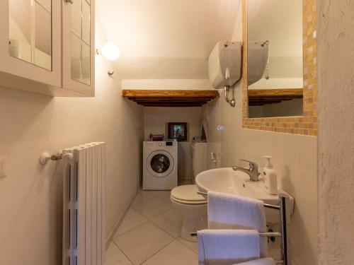 Ένα μπάνιο στο Holiday Home Alighiero II by Interhome