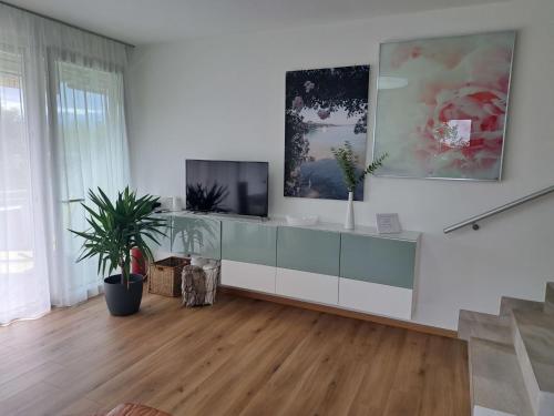 Apartment Ferienwohnung Vinzek by Interhome في Töschling: غرفة معيشة مع تلفزيون بشاشة مسطحة على جدار