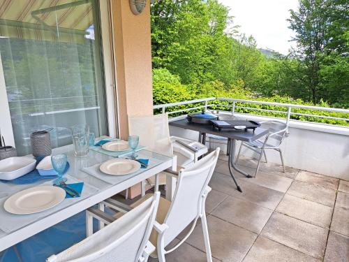 eine Terrasse mit einem Tisch und Stühlen auf dem Balkon in der Unterkunft Apartment Ferienwohnung Vinzek by Interhome in Töschling