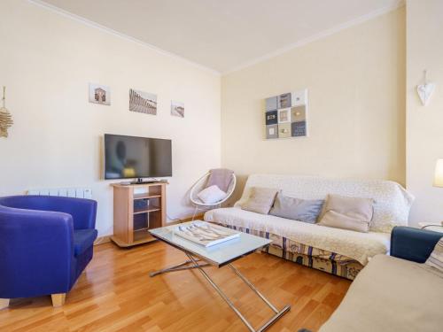 un salon avec un canapé et une télévision dans l'établissement Apartment Résidence Tingitana-4 by Interhome, à Saint-Jean-de-Luz