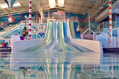 a water slide in a indoor swimming pool at Pine Lodge @Puffin Lodges in Chwilog