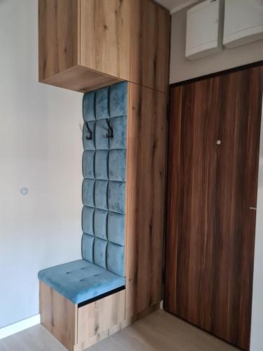 a room with a blue bench next to a door at Mostowa 23 HUGO Apartment, self check-in 24h, free parking, air-conditioning in Poznań