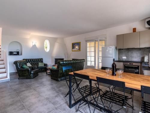 une cuisine et un salon avec une table et des chaises dans l'établissement Villa Villa Pavellone by Interhome, à Porto-Vecchio