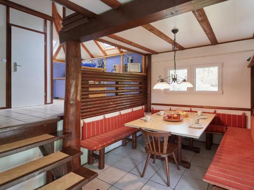 comedor con mesa y sillas rojas en Holiday Home Am Sternberg 16 by Interhome, en Frankenau