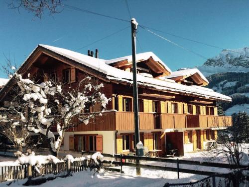 een groot houten huis met sneeuw op het dak bij Apartment Alpine Retreat by Interhome in Adelboden