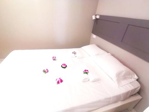 En eller flere senge i et værelse på New apartment Alcala 1 room & FREE WIFI
