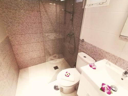 a bathroom with a toilet and a sink and a shower at New apartment Alcala 1 room & FREE WIFI in Alcalá