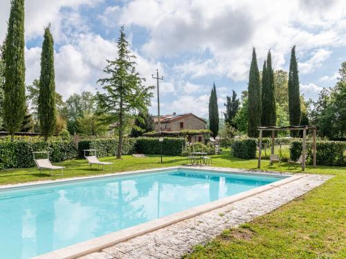 Gabellino的住宿－Holiday Home Pepi by Interhome，一座树木繁茂的庭院内的游泳池