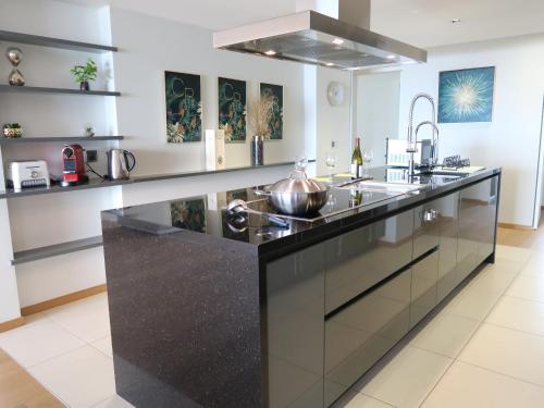 Η κουζίνα ή μικρή κουζίνα στο Apartment L'Esplanade A3-8 by Interhome