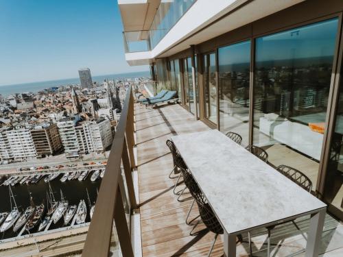 - Balcón con mesa y sillas en un edificio en Apartment SKY Tower One by Interhome, en Ostende