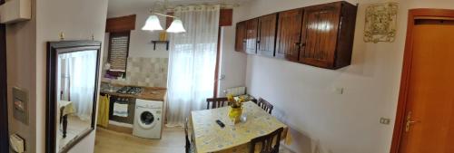 uma cozinha com uma mesa e uma lavandaria em La Giara Bed&Breakfast em Brienza