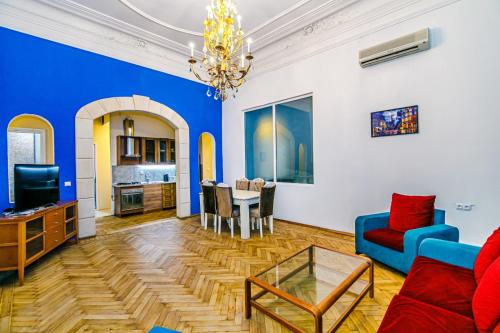- un salon avec un canapé et une table dans l'établissement Apartment Nizami Street 5 room, à Baku