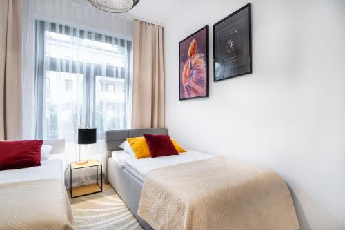 - une chambre avec 2 lits et une fenêtre dans l'établissement ApartamentySnu, Jagielloński Premium, Centrum, à Radom