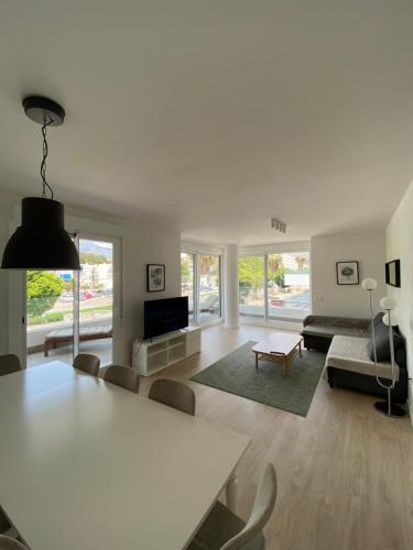 ein Wohnzimmer mit einem weißen Tisch und einem Sofa in der Unterkunft Nueva andalucia, apartment for rent in Marbella