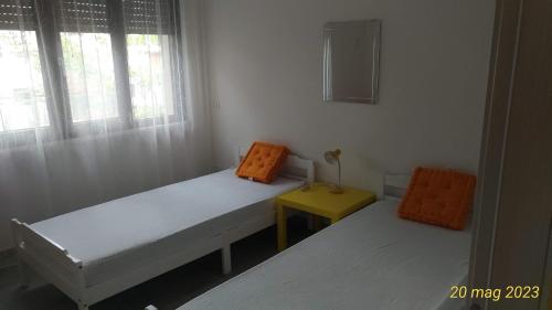 La pineta في كاستيلانيتا مارينا: غرفة صغيرة بسريرين وطاولة صفراء