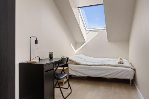 En eller flere senge i et værelse på Urban Panorama - New, Central & Private Terrace