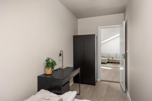 オスロにあるUrban Panorama - New, Central & Private Terraceのベッドルーム(黒いドレッサー、黒いデスク付)
