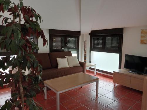 sala de estar con sofá y mesa de centro en Alojamientos Zabala La Piedra en Nájera, en Nájera