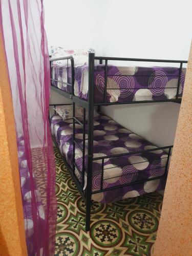 Ce dortoir comprend 3 lits superposés. dans l'établissement dar JOUD, à Chefchaouen