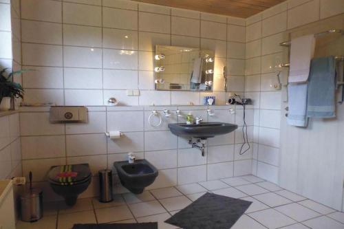 Ένα μπάνιο στο Ferienwohnung am Wald