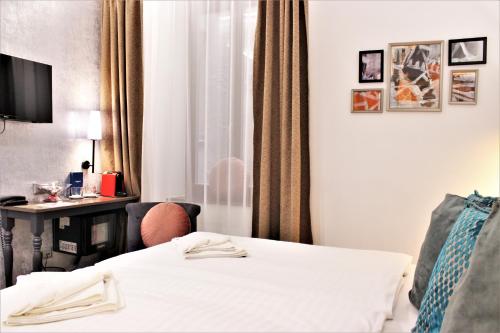 a hotel room with a bed and a desk at Hotel Memories Budapest in Budapest