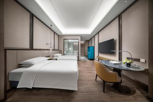Postel nebo postele na pokoji v ubytování Crowne Plaza Hangzhou Linping by IHG