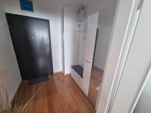 un pasillo con una gran puerta negra en una habitación en Apartman Nika 2 en Sesvete