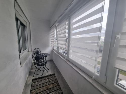 einen Balkon mit einer Bank und einem Fenster mit Jalousien in der Unterkunft Apartman Nika 2 in Sesvete