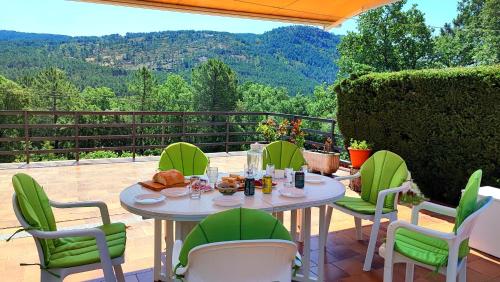 - une table et des chaises sur une terrasse avec vue dans l'établissement Villa Moiko, à La Parra