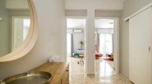 ein Bad mit einem Waschbecken und einem Spiegel in der Unterkunft Alopekis in Athen