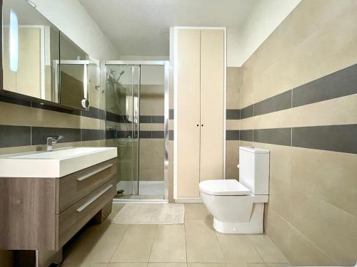 ein Bad mit einem WC, einem Waschbecken und einer Dusche in der Unterkunft Appartement Résidence Salin Bay in Porto-Vecchio