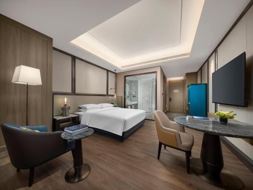 Postel nebo postele na pokoji v ubytování Crowne Plaza Hangzhou Linping by IHG