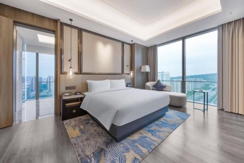 Postel nebo postele na pokoji v ubytování Crowne Plaza Hangzhou Linping by IHG