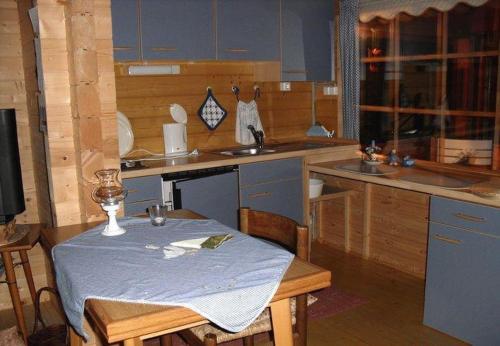 una cucina con tavolo e panna blu di Haus Badblick a Bienenbüttel