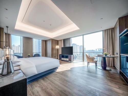 Habitación de hotel con cama y TV en Crowne Plaza Hangzhou Linping, an IHG Hotel, en Hangzhou