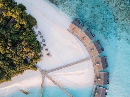 een luchtzicht op een strand met een pier bij Reethi Beach Resort in Baa Atoll