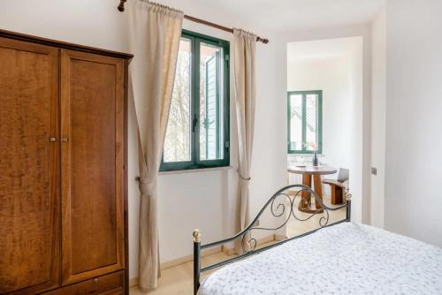 Villa Pizzini Mottarone - Restaurant and rooms في ستريزا: غرفة نوم بسرير ونافذة