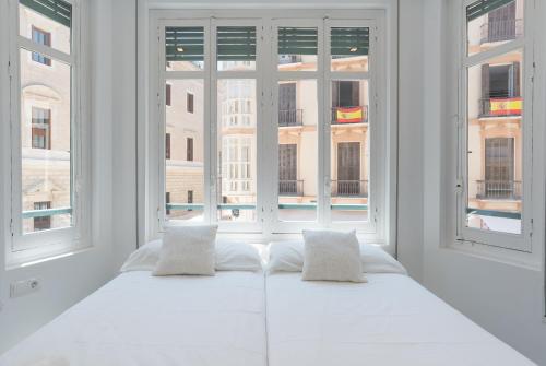 マラガにあるUrbe10 Alcazaba Premiumの窓付きの部屋(白いベッド、枕2つ付)