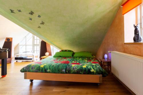 1 dormitorio con 1 cama con techo verde en Ferienwohnung Fischer, en Bröckel