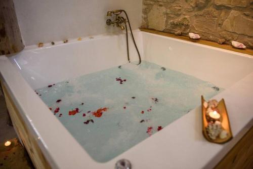 una vasca da bagno riempita d'acqua con sangue di Διαμέρισμα Villa Iro a Mátala