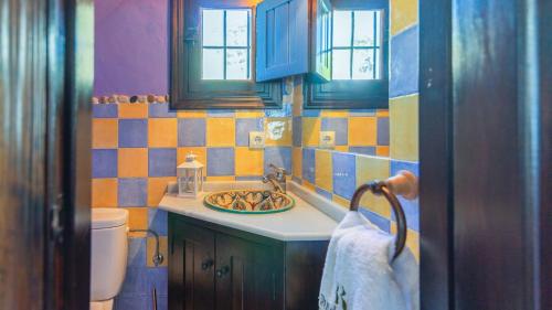 łazienka z umywalką i toaletą w obiekcie Villa Azul de Frigiliana by Ruralidays w mieście Frigiliana