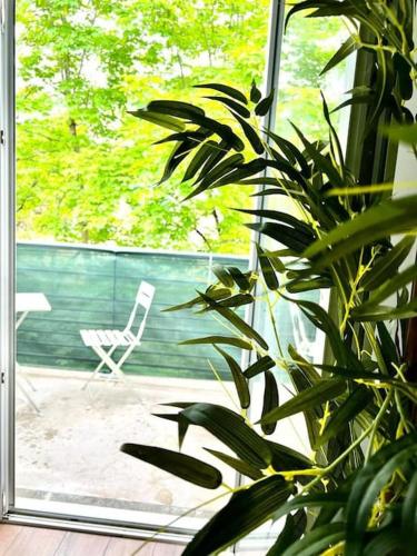 une installation devant une porte coulissante en verre dans l'établissement Grand appartement, calme, proche centre-ville, à Pau