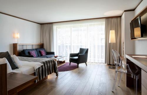 a hotel room with a bed and a couch at Hotel Franks in Oberstdorf