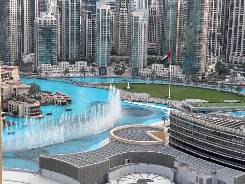 Blick auf eine Stadt mit einem Brunnen in der Unterkunft Luxe - Fashion Avenue Dubai Mall - Formerly Address Dubai Mall in Dubai
