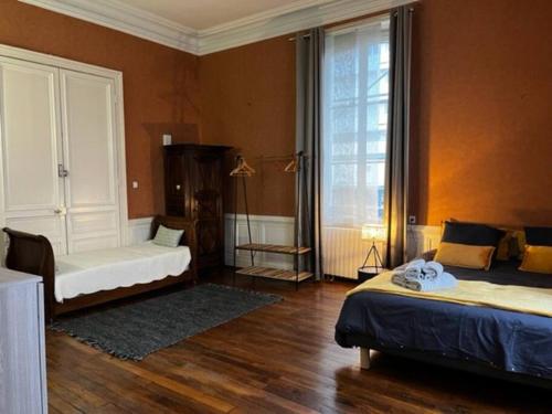 1 dormitorio con 2 camas y ventana grande en #Le Vasco - Grand F2 avec Terrasse - Hyper Centre en Brive-la-Gaillarde