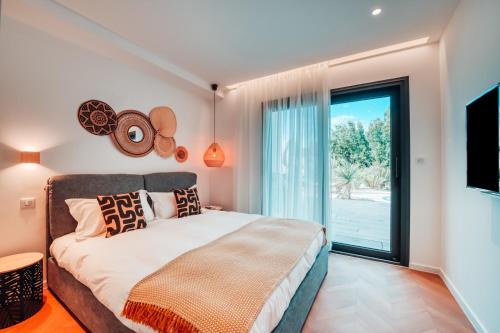 1 dormitorio con cama y ventana grande en Villa luxe Oasis de Satteva, en LʼIsle-sur-la-Sorgue