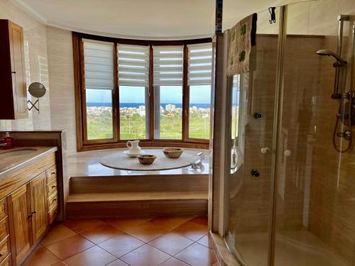 baño con ducha, mesa y ventana en Finca Na Penyal, en Cala Bona