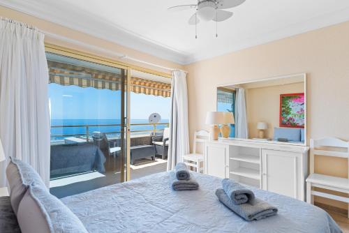 Ένα ή περισσότερα κρεβάτια σε δωμάτιο στο Spacious apart with large terrace,5 min beach