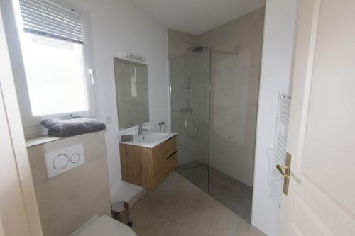 une salle de bain avec une douche, des toilettes et un lavabo dans l'établissement Villa de Mélody 17, à Moriani-Plage
