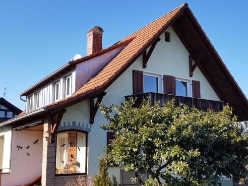 Casa blanca con techo marrón en Ferienhaus Jutta am Bodensee, en Uhldingen-Mühlhofen
